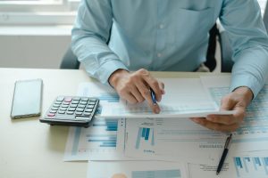 会社の資金繰りを安定させるための運転資金の調達方法を検討する経営者