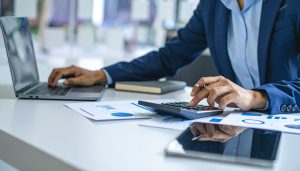 売掛金買取（ファクタリング）による迅速な資金調達のメリットと仕組みについて、コンサルタントが解説している様子