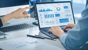 パソコンを前に、販路開拓や業務効率化のための計画を立てながら、小規模事業者持続化補助金の申請を検討する事業者の様子