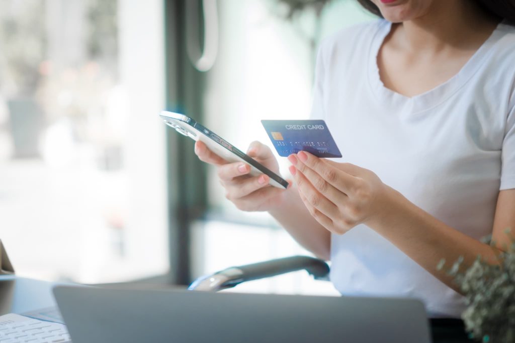 手形貸付とは別の資金調達手段として比較される法人カードローンや、オンラインでの融資申し込みを行うビジネスマンの手元