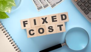 企業の経営改善のため、人件費や水道光熱費などの固定費の内訳を分析し、コスト削減に向けた見直しを進めているイメージ