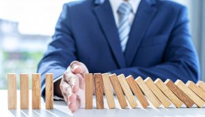 債務超過が引き起こす資金繰りの悪化や信用低下といった負の連鎖を、適切な財務管理と対策で食い止め、倒産のリスクを防止する経営者