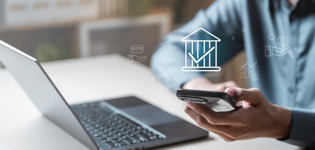 ノートパソコンとスマートフォンを使い、オンライン完結で即日の資金調達を申し込む様子。審査通過や入金を示すアイコンが浮かび、Webでの迅速な手続きを表現している