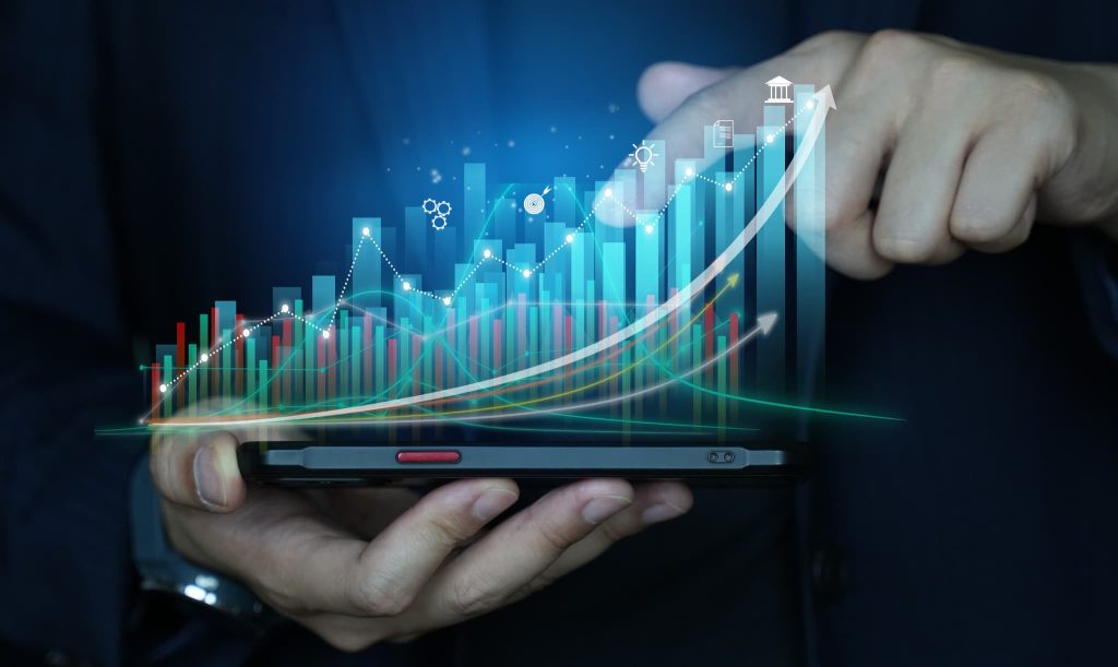経営の固定費削減に取り組み右肩上がりの成長グラフや数値をスマートフォンで確認しているデジタルイメージ