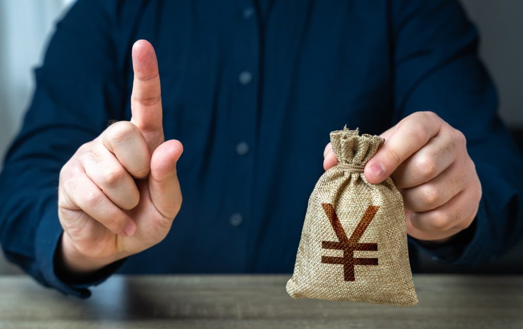 おすすめNo.1の資金調達サービスを選定し円記号が描かれた麻袋を持ってポイントを解説する様子