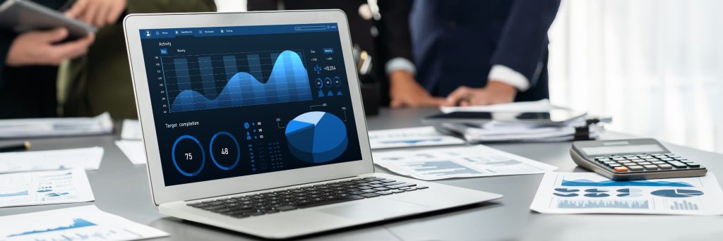 小規模事業者持続化補助金を活用した事業の市場分析データや実施後の効果測定結果を表示したパソコン画面