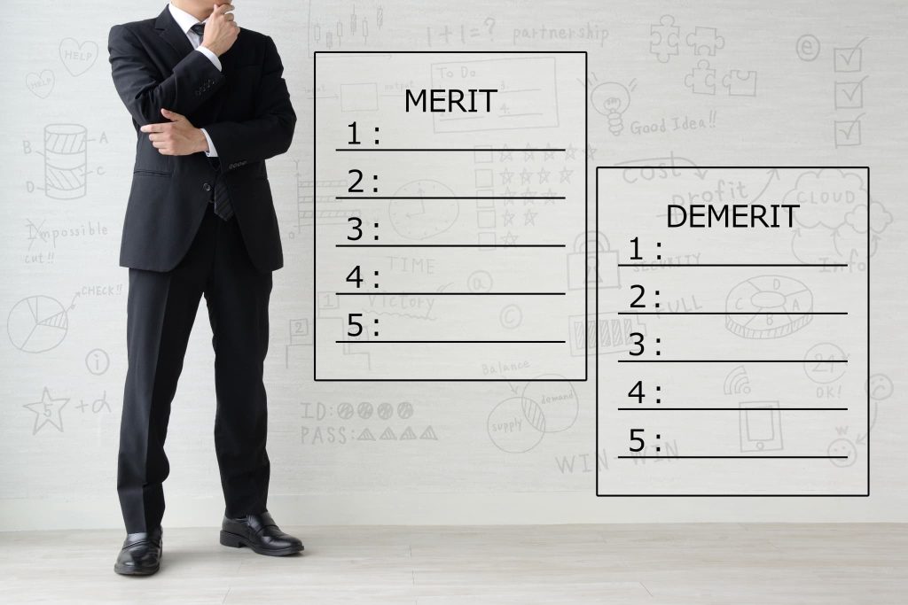 手形割引とは何かを検討する際に重要となるメリットとデメリットの比較リストと悩む男性
