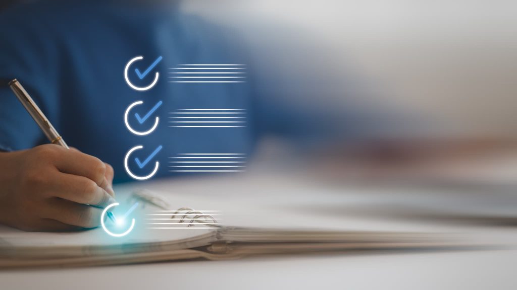 ノートへの書き込み動作とチェックリストのアイコン。ビジネスローンのメリットとデメリットを比較検討し、自社の状況に合わせて確認する様子