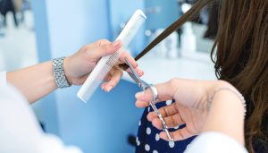 美容室の安定経営に向けて固定費や変動費などの運転資金を管理し、顧客にカットなどのサービスを提供する美容師