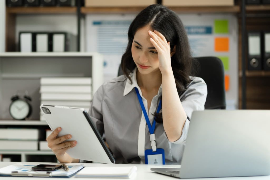 手形割引とはどのような仕組みか分からず資金繰りや現金化の方法に悩み頭を抱える女性