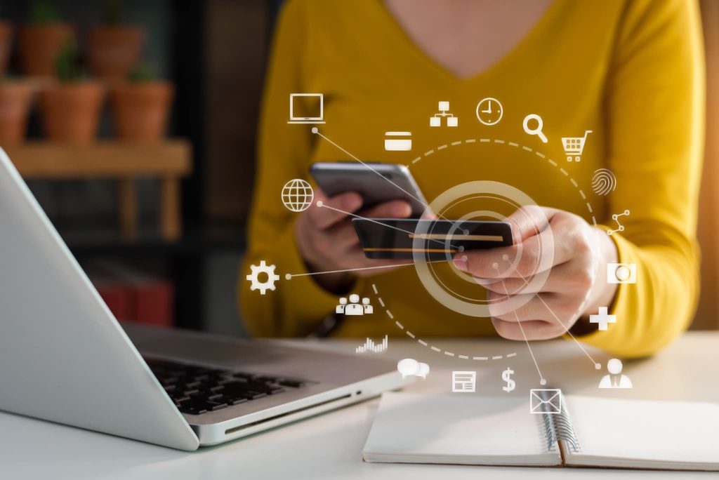 スマートフォンとクレジットカードを使ってオンラインで簡単に請求書カード払いサービスの決済手続きを行っているイメージ