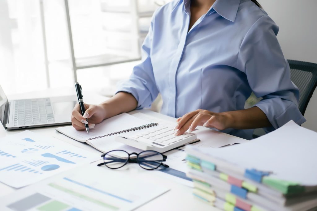 債権とは会計上重要な資産であるため帳簿付けや金額の計算を正確に行っている経理担当者の女性