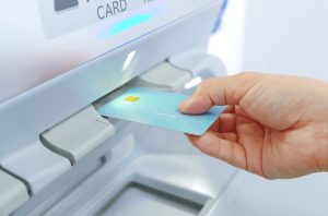 銀行以外の金融会社であるノンバンクの具体例として挙げられるクレジットカード会社や消費者金融のカードを利用し、融資やキャッシングで事業資金を調達する手元