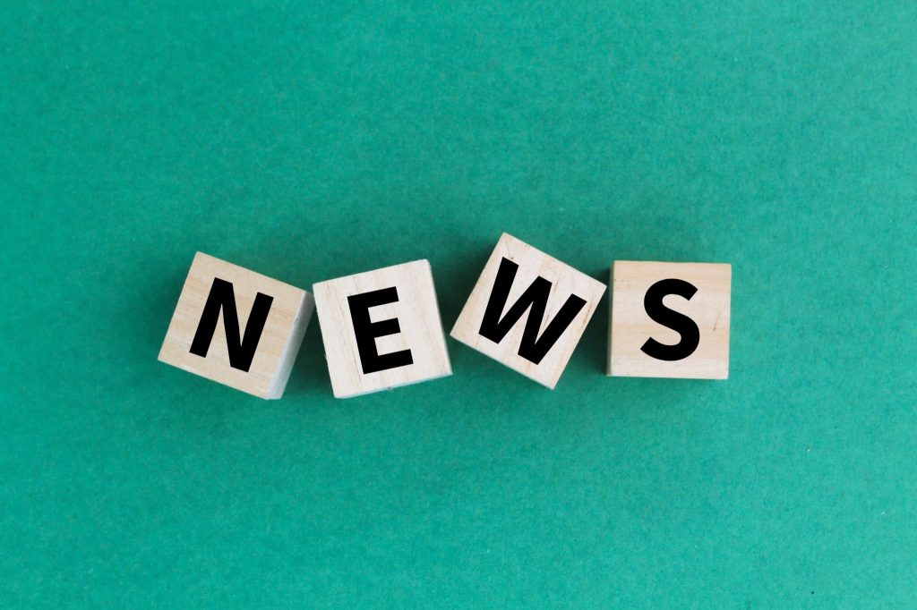 開業資金に関連する補助金や法改正などの最新情報を伝えるNEWSと書かれた木製ブロック