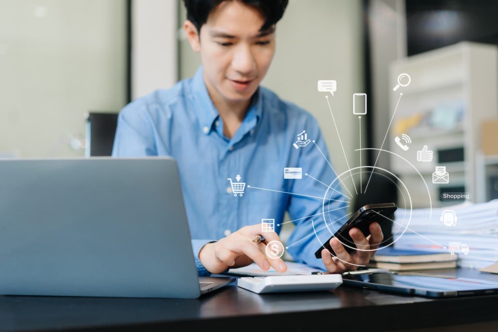 督促状への対応として支払い計画の計算や電話およびメールでの連絡を検討しているビジネスマン