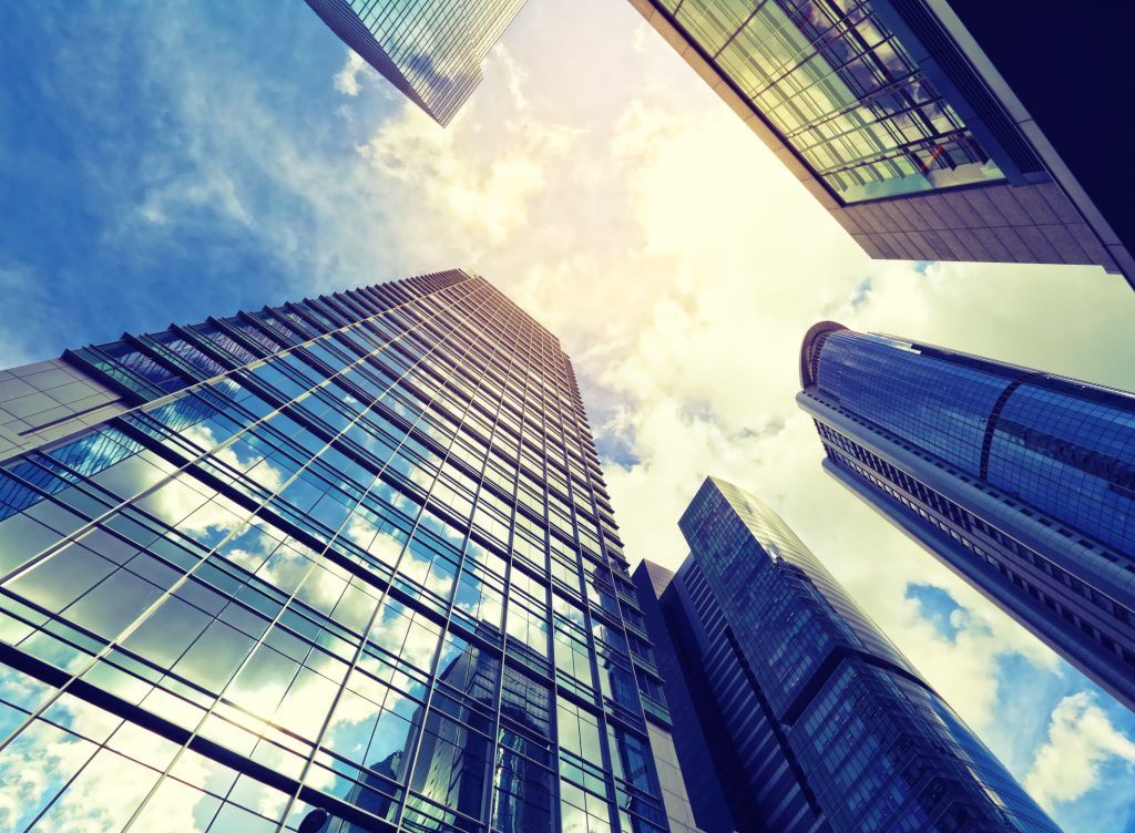 請求書の立替払いや資金調達などを行う金融機関や企業が多く集まる都心の高層ビル群を見上げた構図