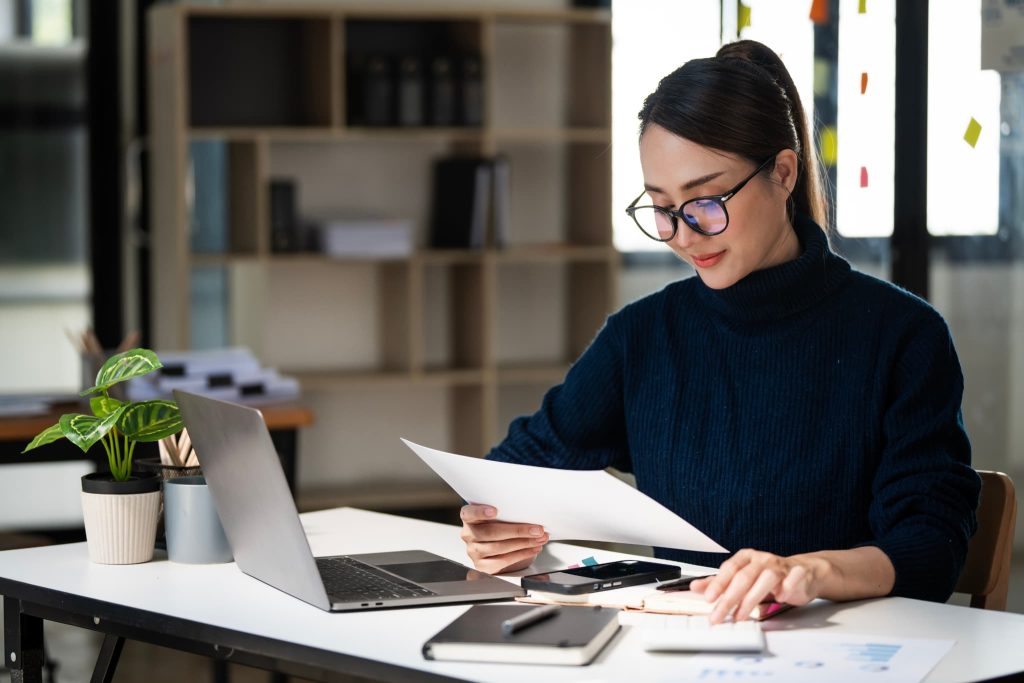 売掛とは未回収の代金であることを理解し経理担当者が帳簿や財務諸表を確認しながら入金管理を行っている手元