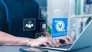 資金繰りの安定や適切な経営判断を行うため、PCを用いてキャッシュフロー計算書を作成し現金の流れを可視化している様子