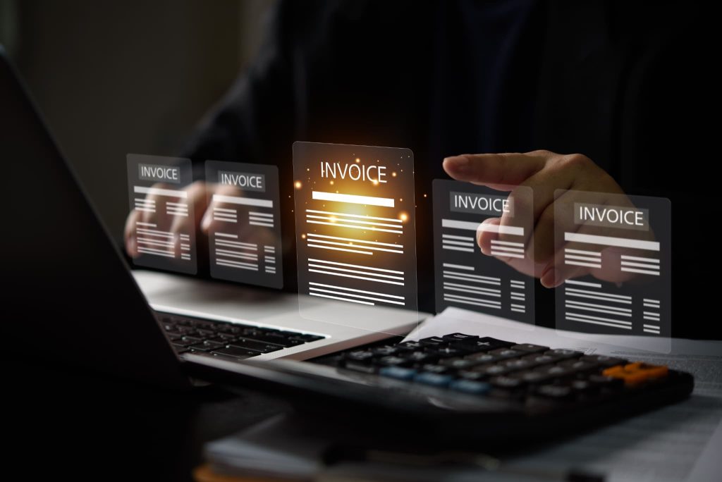 請求書の立替払いシステムを操作しデジタル化されたインボイスデータを確認しているイメージ