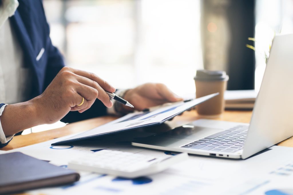 自社に合ったおすすめの補助金を見つけるために募集要項や申請書類を入念に確認しているビジネスマン