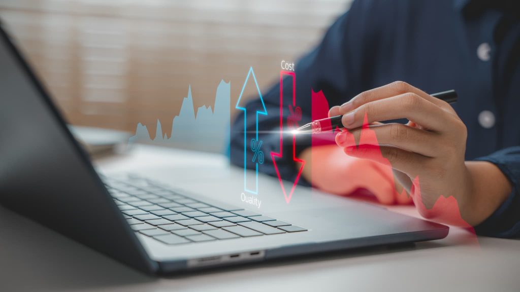 手形貸付のメリットをパソコン画面上の矢印グラフを指し示す様子
