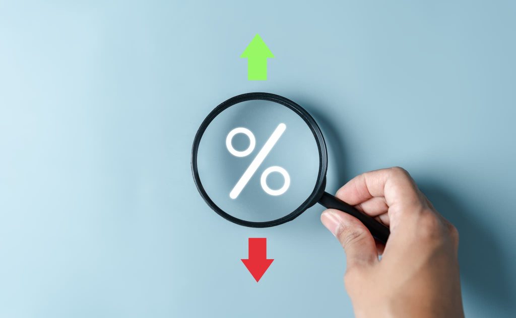 借り換え融資を検討する際に重要な現在の金利と市場金利の差や変動リスクを調査しているイメージ