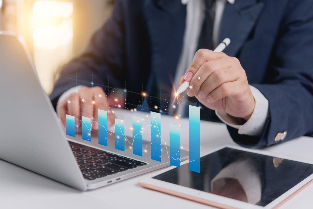 請求書カード払いサービスの活用により資金繰りが改善し事業が成長していく様子を表す右肩上がりのグラフとビジネスマン