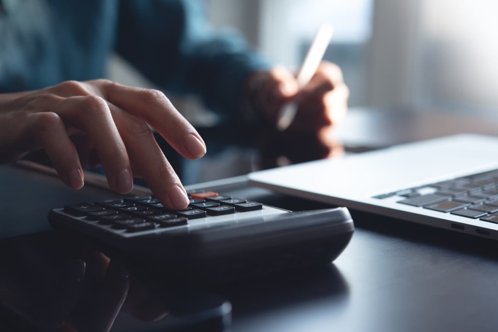 IT導入補助金の申請に向けて導入コストの計算や必要書類の作成を行っている手元の様子