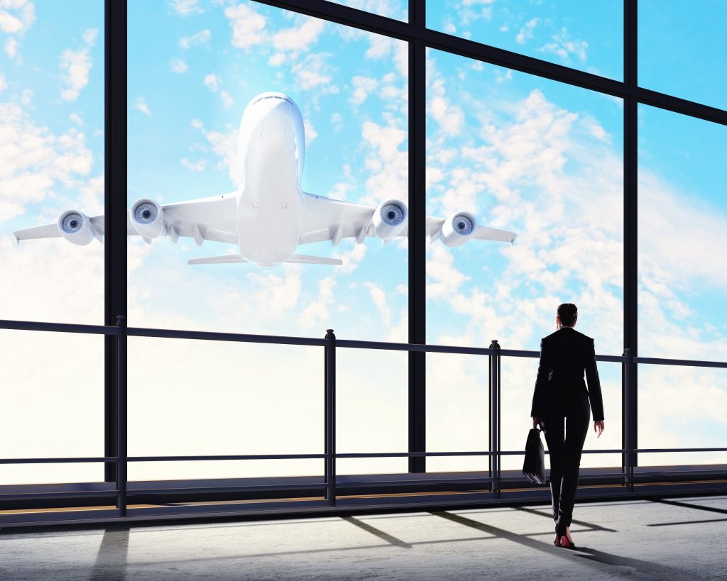 請求書の立替払いを利用して資金を確保し海外出張や新規事業へと向かうビジネスウーマンの後ろ姿