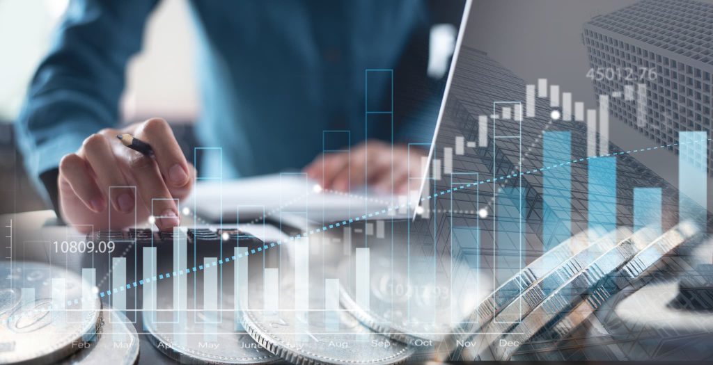 手形貸付を活用した資金繰りの計画や事業成長をイメージさせる、電卓を操作する手元と上昇するグラフの重なり合う様子