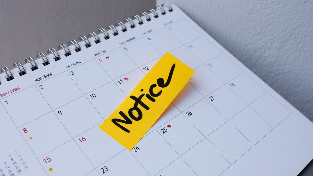 ファクタリングの返済期日や重要な通知を忘れないようにカレンダーにNoticeと書かれた付箋を貼って管理