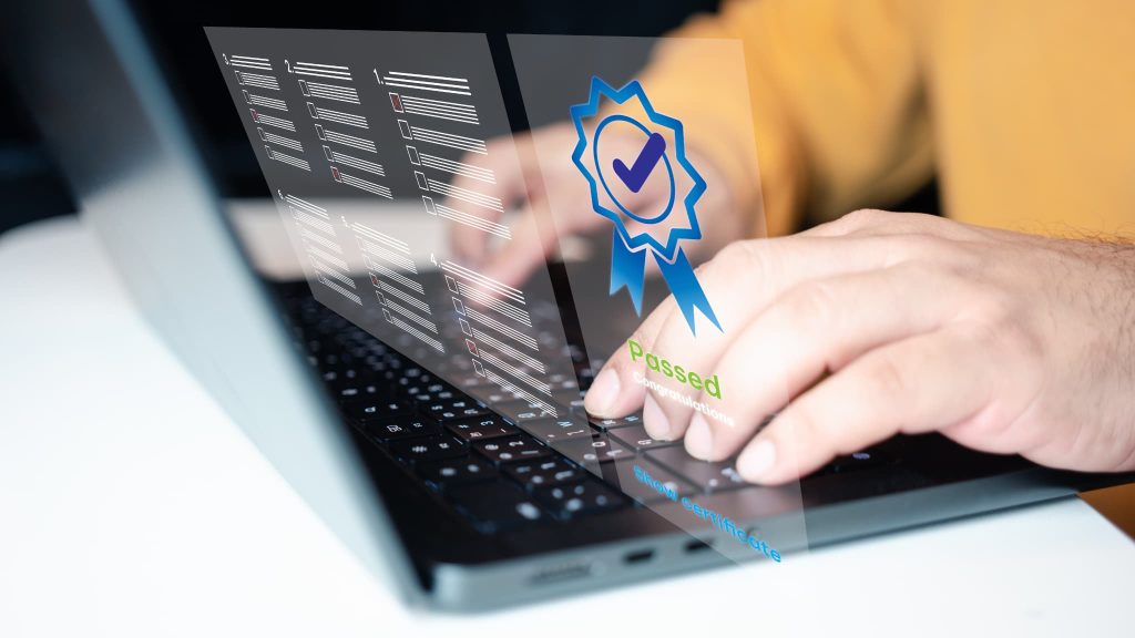 IT導入補助金の審査を通過し交付決定や認証の通知が届いたことを示すデジタルアイコンとPC操作