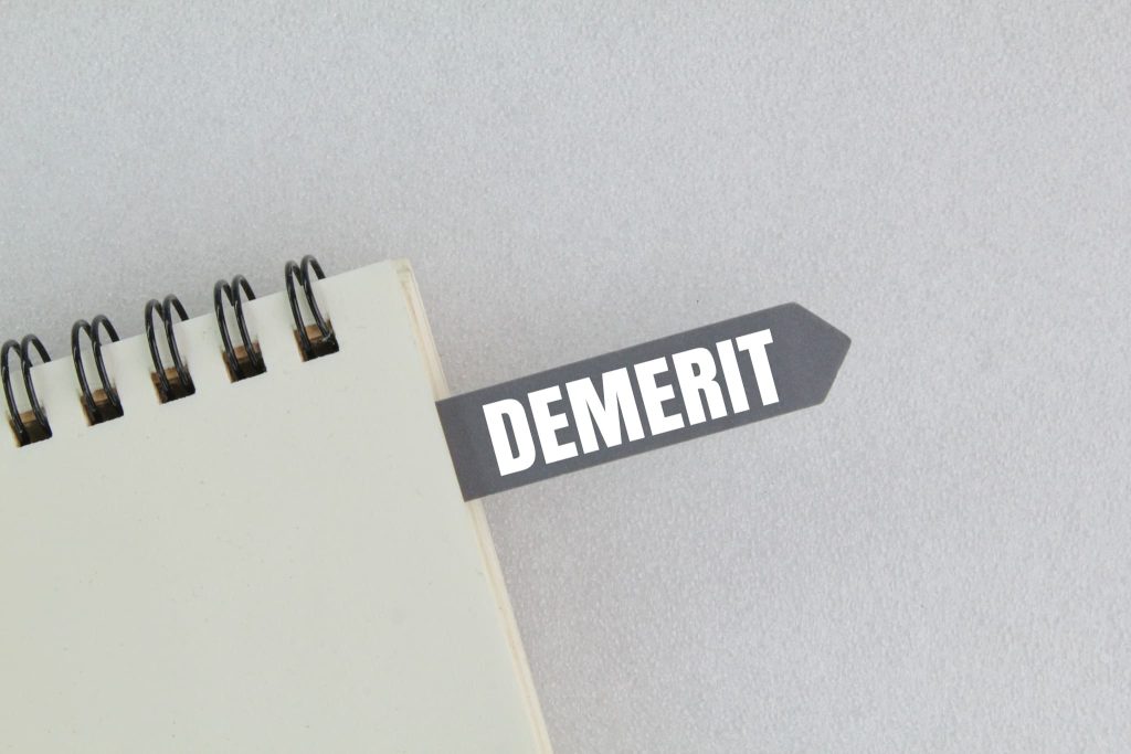 売掛金買取の契約前に確認すべき手数料や契約条件などのデメリットを示唆するDEMERITと書かれた付箋