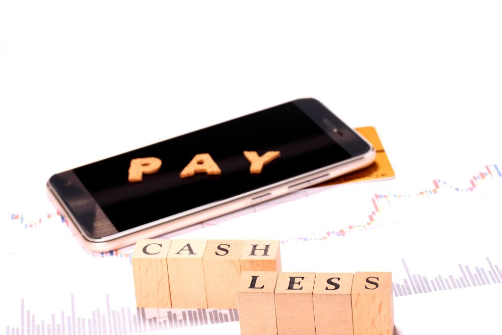 BPSPによる企業間決済のキャッシュレス化を表現したスマートフォンとCASH LESSの文字ブロック