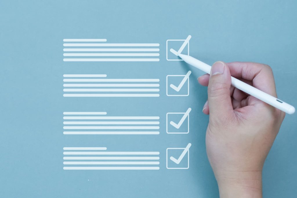 中小企業の資金調達する際のポイントをデジタルペンで項目をチェックしている手元
