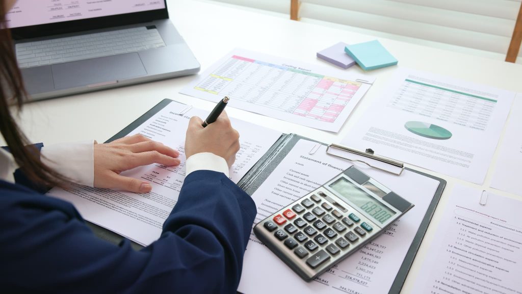 売掛とは未回収の代金であることを理解し経理担当者が帳簿や財務諸表を確認しながら入金管理を行っている手元