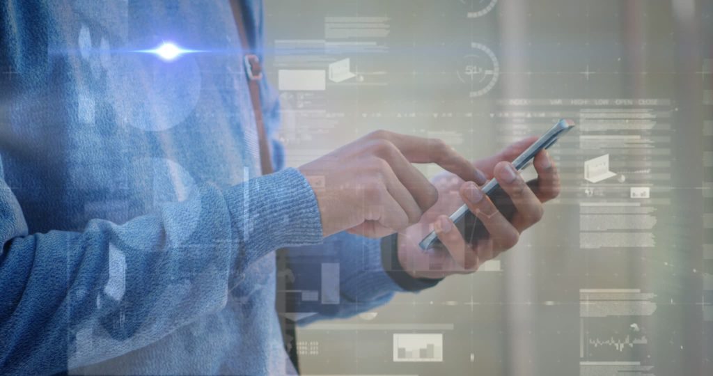 デジタルデータが浮かぶ背景の中でスマートフォンを操作しオンライン完結の請求書買取サービスで現金化の手続きを行っている様子