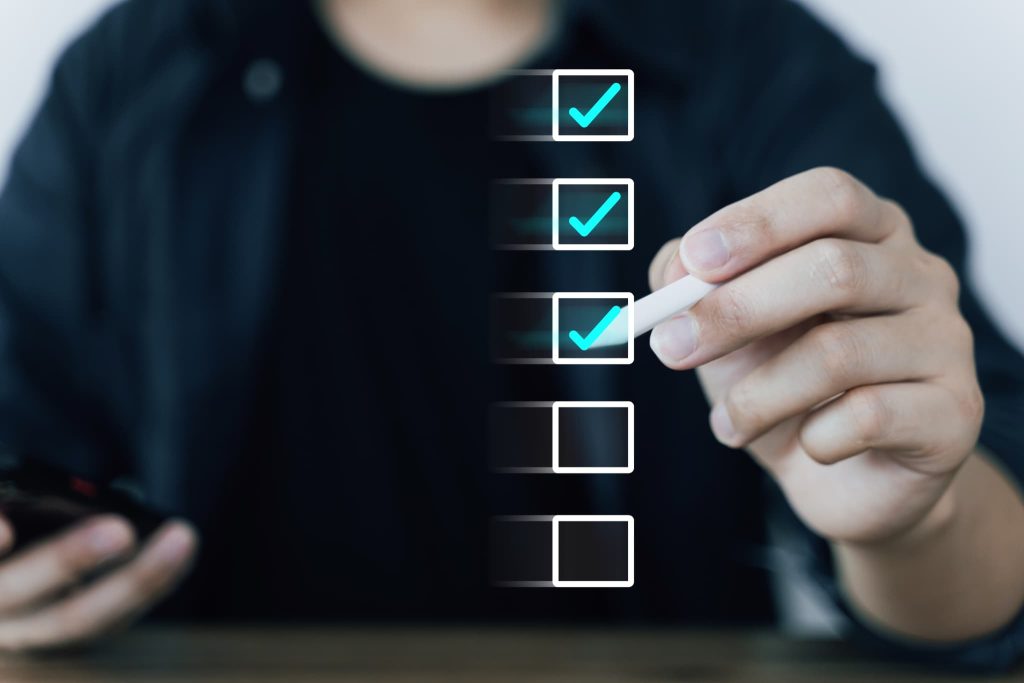 デジタル空間に浮かぶチェックリストに次々とチェックマークが入りファクタリングの審査項目や必要書類を確認しているイメージ