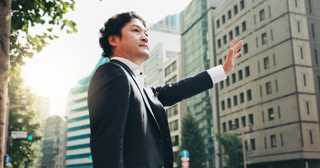 立て替え払いとは急な資金需要に対応できる手段として活用されることをイメージさせるビジネス街の男性