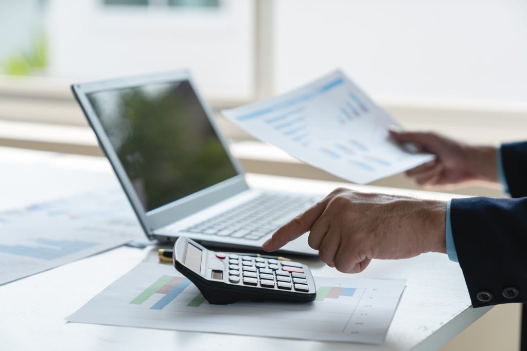 立て替え払いとはどのような仕組みかを理解し手数料やキャッシュフローへの影響を電卓で試算している様子