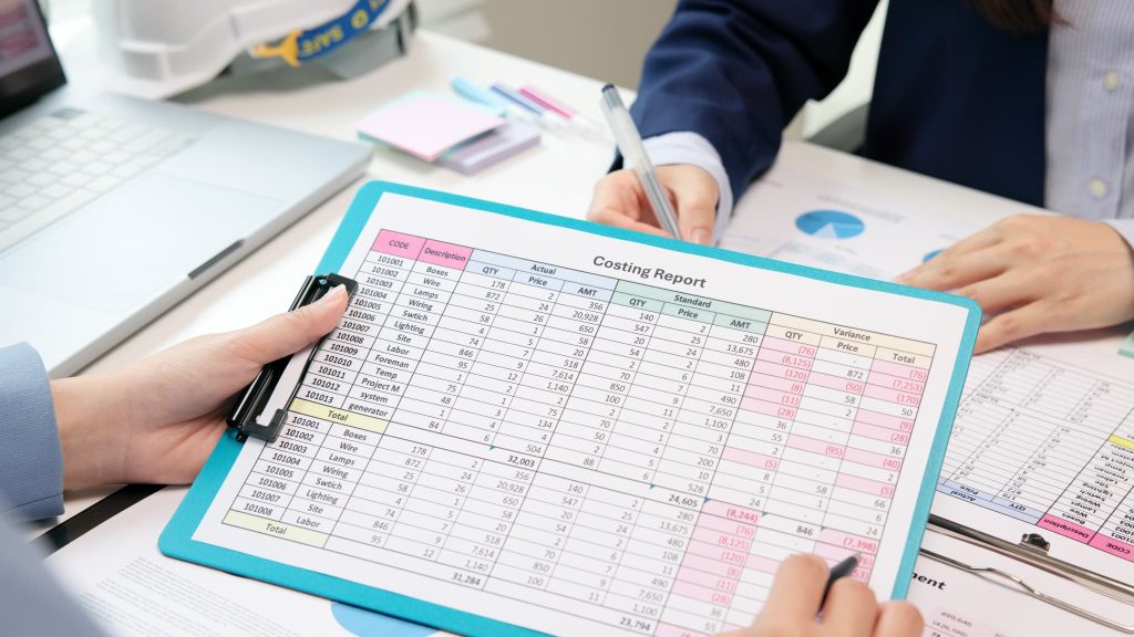 売上債権の未回収リスクを避けるために取引先のコストレポートや信用状況を書類で確認しているビジネスマン