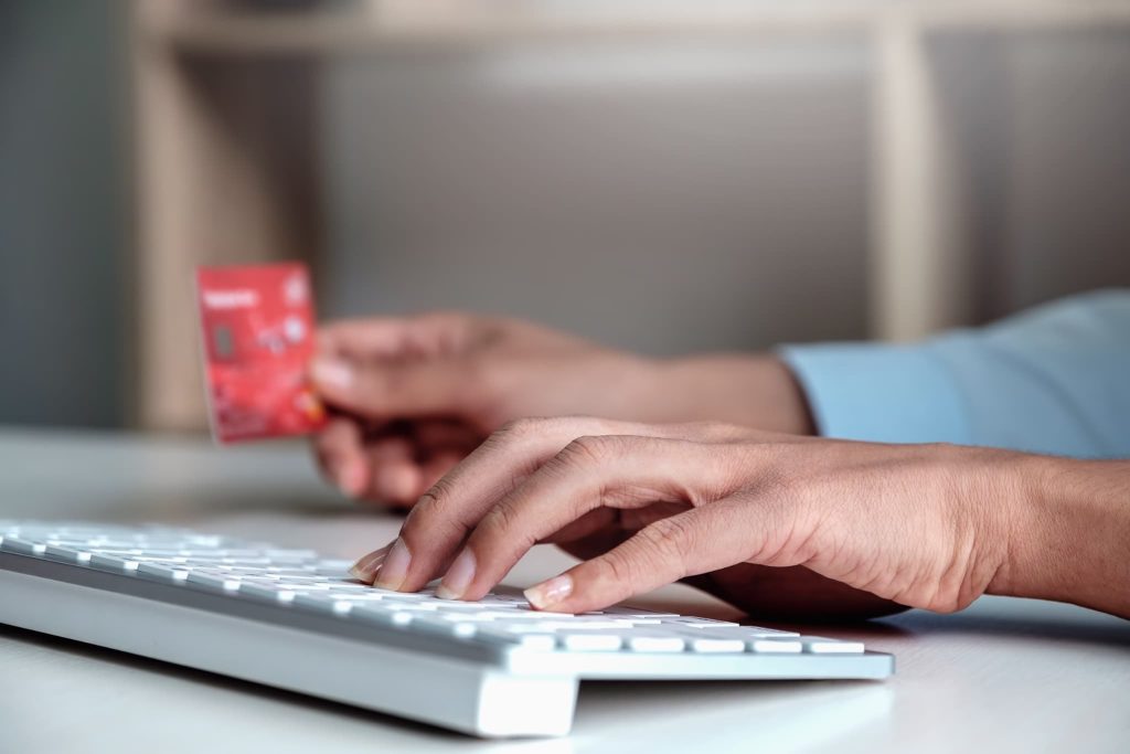 個人事業主が資金調達のためにパソコンを操作してカードローンの申し込みや審査手続きを行っている手元