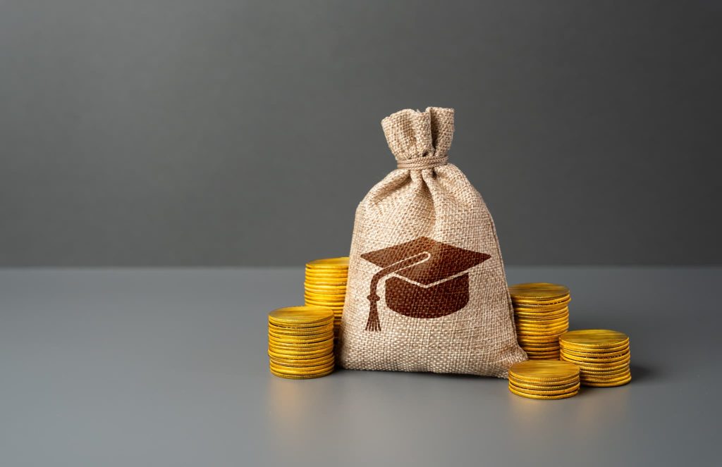 資金調達サービスで確保した事業資金や学びへの投資をイメージさせる卒業帽が描かれた麻袋と金貨