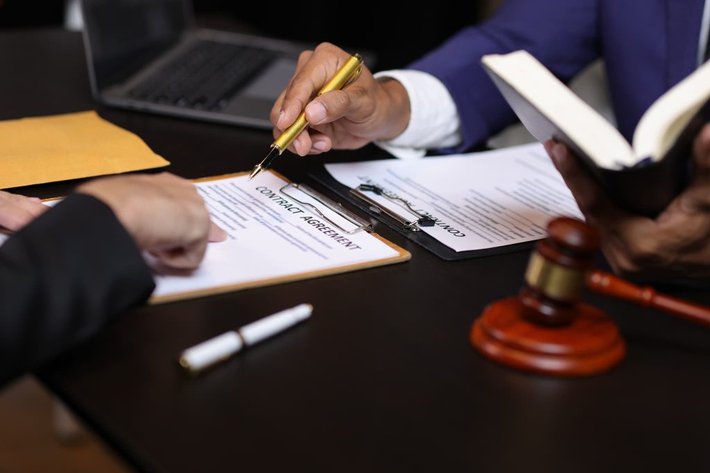 売掛とはどのような契約に基づき発生するかを理解するために法的な契約書にサインを行い締結しているビジネスマン