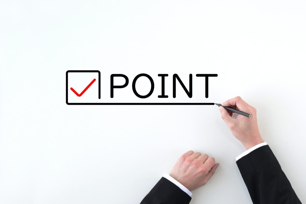 赤いチェックマークが入ったPOINTの文字にペンで線を引く手元。美容室の運転資金を管理する上で押さえておくべき重要な要点