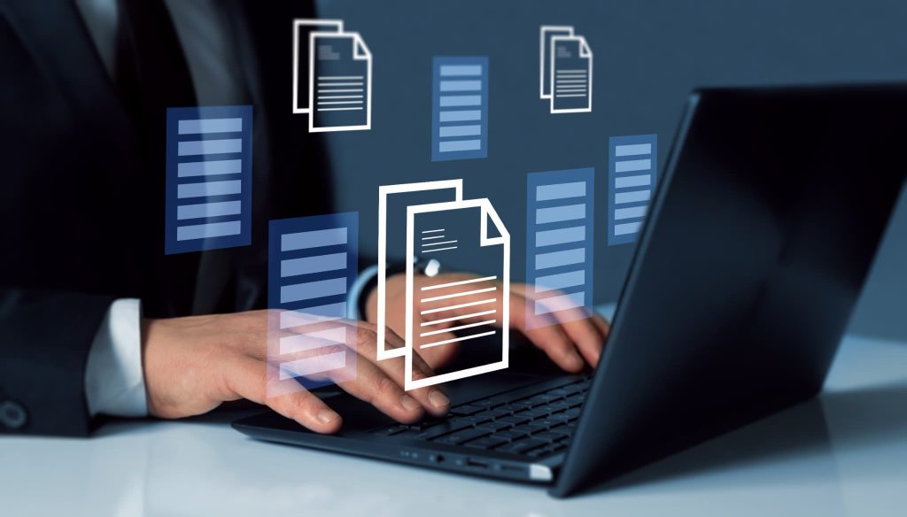 パソコンを使って請求書データを入力し立替払いサービスの手続きを行っているデジタルイメージ