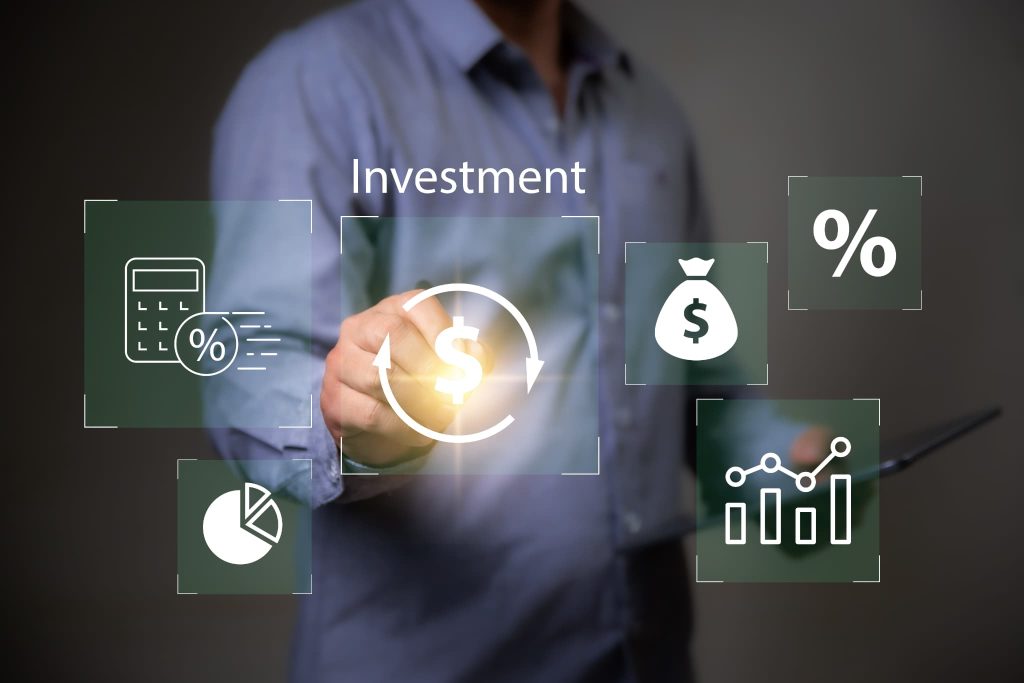 カードローンで調達した資金の事業投資への活用や金利コストのバランスを検討している個人事業主のイメージ