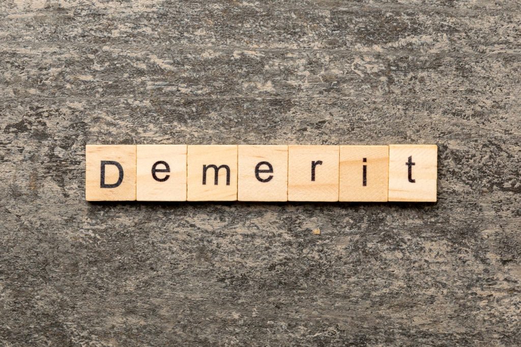 請求書の立替払いを利用する前に確認すべき手数料などのデメリットを示唆する文字ブロック