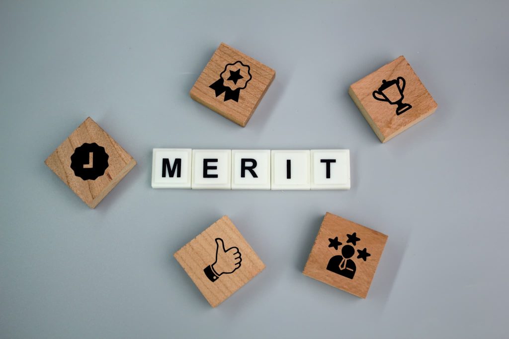 MERITの文字ブロックとアイコンで表現した売掛金買取による資金繰り改善などのメリット