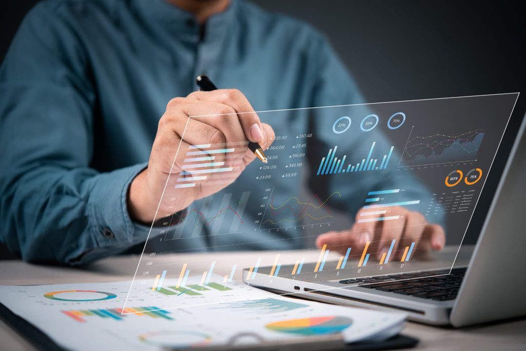 IT導入補助金で導入した分析ツールを活用して経営データを可視化し事業計画を練るビジネスマン